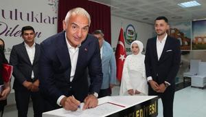 Bakan Ersoydan yeni evlenen çifte sürpriz