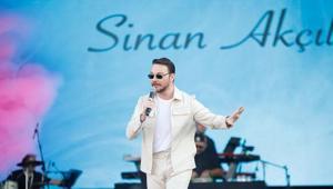 Sinan Akçıl ayağındaki 14 dikişle sahneye çıktı