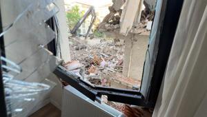 Yıkım kabusa döndü Dev kolon komşu binayı delip dairenin içine girdi