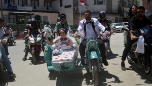 Düğünde ezber bozan tercih Gelin arabası yerine 20 yıllık motosikletle yola çıktılar