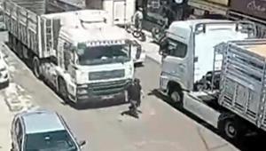 Feci kaza güvenlik kamerasında TIRın çarptığı yaya öldü