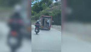 Canlarını hiçe sayıp kamyonun kasasına tutundular Tehlikeli anlar kamerada