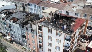 Esenyurtta çatı yangını Alevler yan binalara sıçradı