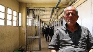 Esad zindanlarında 23 yıl geçiren Türk akılalmaz işkenceyi anlattı Hamam böceği ve kedi eti yedik, öldürün bizi dedik