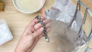 Folyoyu alta sirkeyi üste koyun Gümüşleri cila olmadan parlatıyor