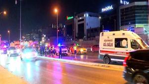Bakırköyde korkunç kaza Elektrik direğine çarpan motosikletteki 2 kişi öldü