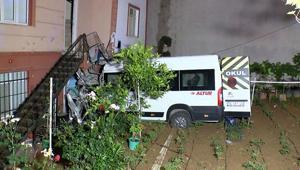 İstanbulda feci kaza Freni patlayan araç evin bahçesine uçtu: 1 yaralı