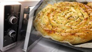 Mikrodalgada 20 dakikada hazır Çıtır börek için yağlı kağıdı serip 2 yufkayı kapatın