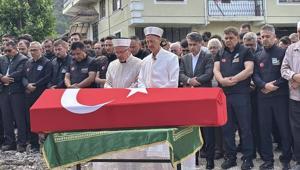 Rizede AFAD personeline hüzünlü veda Eşi tabutuna son kez sarıldı, babası namazını kıldırdı