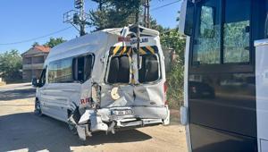 Kırşehirde işçi servis midibüsü, minibüse çarptı: 42 yaralı