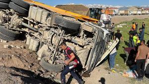 Hakkaride minibüs ile kamyon çarpıştı Ölü ve yaralılar var