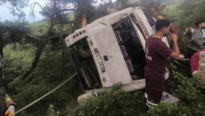 İzmirde tarım işçilerini taşıyan midibüs devrildi Çok sayıda yaralı var
