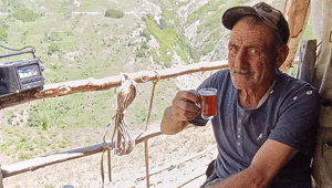 40 yıldır aynı dağda tek başına yaşıyor Her gece ayı ve kurt nöbeti tutuyor