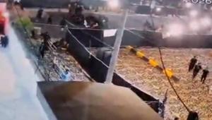 Pakistan’da bir araç camiye daldı Ölü ve yaralılar var
