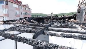 Yangın söndü ama kabus bitmedi Çatısı olmayan 22 dairelik apartmanda 80 kişi yardım bekliyor