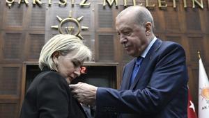 CHP’den istifa eden Nimet Özdemir AK Parti’de Rozetini Cumhurbaşkanı Erdoğan taktı
