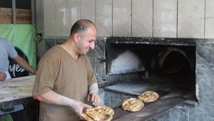 Adana kavruluyor, fırıncılar ateşin önünde ekmek hazırlıyor 80 derecede çalışıyorlar