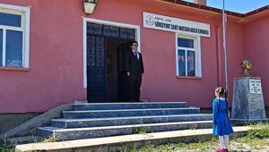 Bu okulun tek öğrencisi var 3. sınıf öğrencisi İlayda karne aldı: Öğretmenden duygulandıran hediye
