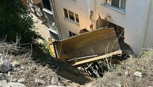 Akıllara durgunluk veren kaza 20 metreden uçan kamyon apartmana saplandı