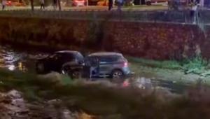 Bursada zincirleme kaza 2 otomobil dereye uçtu: 6 yaralı