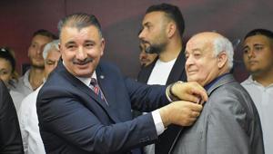 İzmir’de AK Parti’ye yeni üyeler katıldı, rozetler takıldı