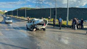 Ağrıda feci kaza Freni patlayan kamyonet araca çarptı: 2 yaralı