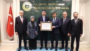 Bakan Kuruma Pazarlar Belediyesince fahri hemşehrilik beratı verildi