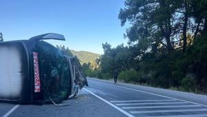 Antalyada feci kaza Tur otobüsü ile otomobil çarpıştı: Ölü ve yaralılar var