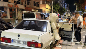Pelüş ayıyla şehir turu cezasız kalmadı Otomobil otoparka çekildi