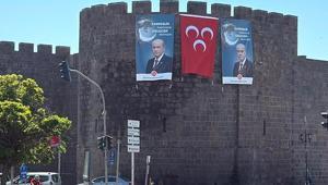 Barış çağrısı Diyarbakır surlarında Bahçelinin dev posteri asıldı
