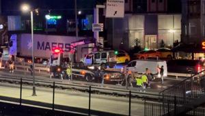 Küçükçekmecede makas atan sürücü 2 otomobile çarptı; 2 yaralı