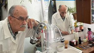 Dükkanına kısa pantolonla gelenler dede oldu: 71 yıldır aynı saatte açarım