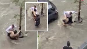 İstanbulda yağmurda korku dolu anlar Vatandaşlar son anda yetişti