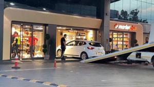Bağcılarda akılalmaz kaza Otomobille akaryakıt istasyonu marketine daldı
