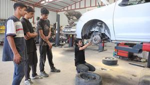 Motor söküyor, şanzıman indiriyor Sanayi prensesi 5 çırağa ustalık yapıyor