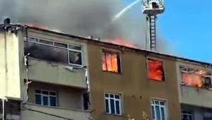 Çatıdaki çalışma faciaya dönüştü Alevler saniyeler içinde dairelere sıçradı