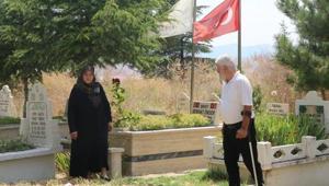 Şehit oğullarını yalnız bırakmadılar Hayatlarını değiştirip mezarının yanına taşındılar