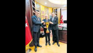 Bahçeli’ye kupa takdimi