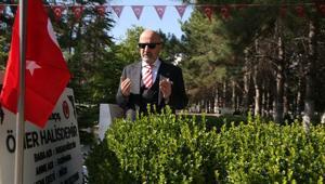 Emekli Korgeneral Zekai Aksakallı, şehit Ömer Halisdemirin mezarını ziyaret etti
