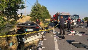 Acı yolculuk Almanyadan gelen ailenin otomobili takla attı: 3 ölü
