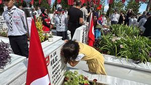 15 Temmuz töreninde duygulandıran an Hiç görmediği şehit dayısının fotoğrafını öptü