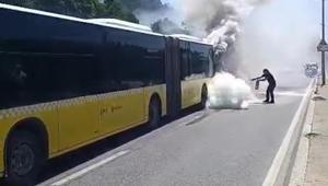 İstanbulda İETT otobüsünde korku dolu anlar Dumanı fark eden şoför faciayı önledi