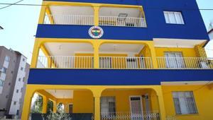 Hatayda Fenerbahçe apartmanı 3 katlı binayı baştan aşağı sarı-laciverte boyadılar
