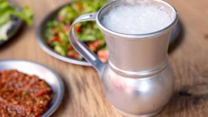 Sırrı yoğurtta ve suda saklı Evde bol köpüklü ayran yapmanın püf noktaları
