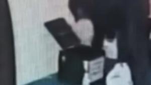 Camideki yardım kutusunu kaldırım taşıyla kırdı, içindeki paraları çaldı