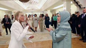 Süperstar Ajda Pekkan şarkılarını First Ladyler için söyledi
