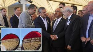 İki çelenk, tek ünvan Olcay Baykalın cenazesinde Özel ile Kılıçdaroğlu yan yana geldi
