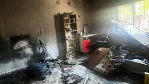 Benzin dolu şişeyle evi kundakladı; anne ve 2 kızı banyoya sığınarak kurtuldu