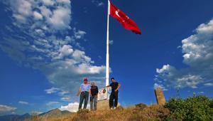 Erzurumda duygulandıran vefa Şehit öğretmen Neşe Alten için 1215 rakımlı tepeye dev Türk bayrağı dikildi