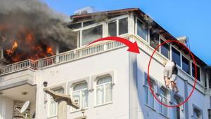 Ölümle burun buruna Alevlerden kaçmak için pencereden aşağı sarktılar